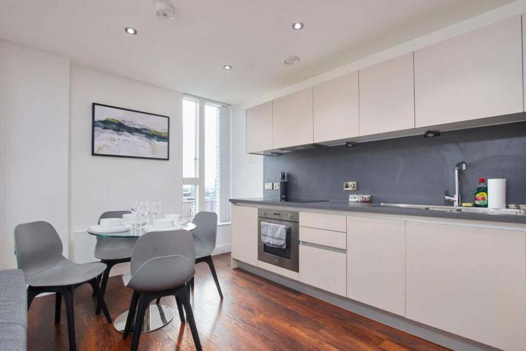 Lovely Apartment - Private Parking - Stadium Views Manchester Exterior foto