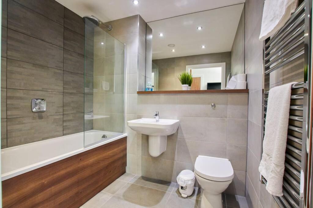 Lovely Apartment - Private Parking - Stadium Views Manchester Exterior foto